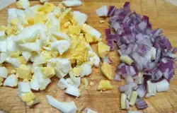 Яйцо и красный лук.