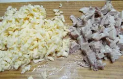 Нарезать мелко куриное мясо, сыр натереть на терке.