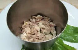 На блюдо выложить листья салата, а сверху поставить кулинарное кольцо. Первый слой - курица. Майонезом или сметаной смазывать любые слои по желанию.