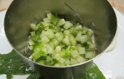 Теперь выложить огурцы.