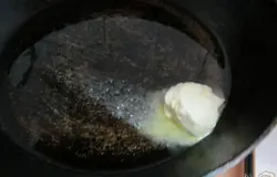 В сковороде распустить сливочное масло и пожарить курицу с двух сторон до золотистой корочки. Посолить и поперчить.