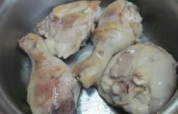 Жареную курицу переложить в кастрюлю.