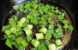 А в сковороду где жарилась курица выложить лук и обжарить до мягкости. У меня зеленый лук, поэтому я притушила одну минуту.