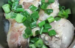 Лук выложить к курице.