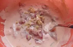 Перемешиваем и добавляем давленный чеснок и измельченный лук.