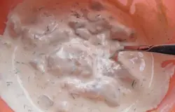 Затем добавляем муку и опять все смешиваем.