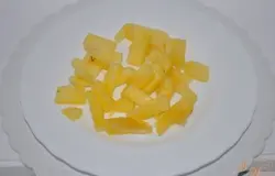 Ананас нарезать небольшими кусочками