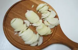 Лук чистим и нарезаем полукольцами.