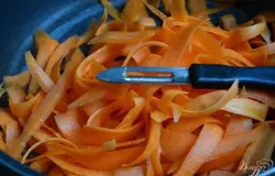 Морковь почистить и нарезать на тонкие полоски.