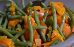 Воду слить, полить оливковым маслом, посолить и добавить специи по вкусу.