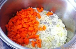 Добавляем порезанную морковь.