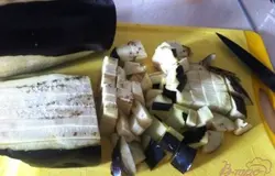 Нарезаем кубиками баклажан.