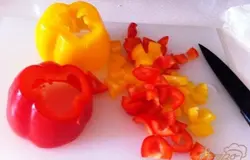 Нарезаем кубиками сладкий перец