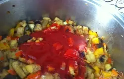 Добавляем томатную пасту, специи и прирпавы по вкусу тушим еще 5 минут