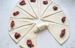 Скатываем треугольники начиная от края. Получаем рогалик.