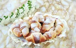 Готово! Рогалики готовы. Подаем с чаем, кофе и молоком.