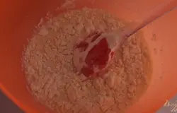 Затем постепенно добавляем муку.