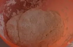 Замешиваем мягкое тесто.