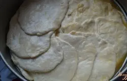 В форму для выпекания выкладываем кружочки, внахлест по кругу. Оставляем тесто еще на пол часа постоять.