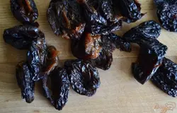Из чернослива вынуть косточки.Нарезать на кусочки.