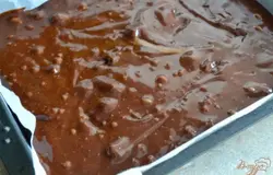 Тесто выложить в форму с бумагой для выпечки.Выпекать в духовке при 180С в течении 25 минут.