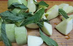 Крупно нарезать яблоко и кабачок. Листья мяты срезать со стебля.