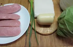 Подготовить продукты. Сардельки отварить. Разморозить готовое слоенное тесто. Каждую сардельку разрезать вдоль.
