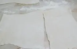 Тесто разделить на 4 прямоугольника и чуть раскатать.