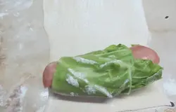 Свернуть в рулет и выложить на кусок теста.