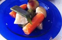 Из готового бульона достаем овощи