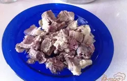 Снимаем мясо с косточек и нарезаем.
