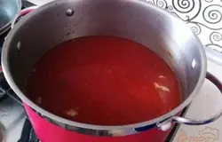 В бульон добавляем томатную пасту и аппетитку, солим и сахарим по вкусу.