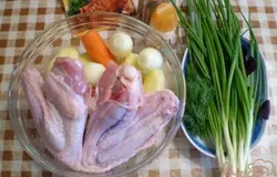 Приготовим необходимые продукты. В списке не было крыльев индейки, поэтому указала просто мясо индейки. Но можно взять любую часть. Все овощи вымыть, почистить. Крылья индейки тоже вымыть. Удалить остатки перьев. Обсушить салфеткой.
