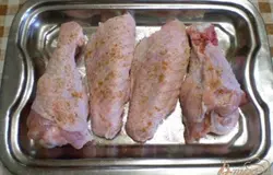 Посолите и посыпьте со всех сторон специями.