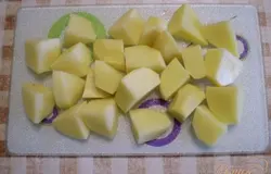 Порежьте картофель.