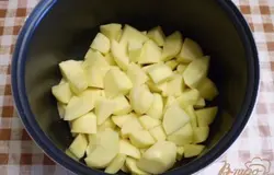 В кастрюлю мультиварки кладем картофель.