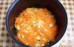 Далее морковь тертую.