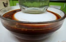 Куриные голени солим складываем в мисочку, заливаем кофейным маринадом со специями. Прикрываем блюдцем и сверху ставим пол литровую банку с водой, как гнёт. Ставим на 40 минут в холодильник.
