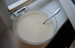С помощью водяной бани или холодного воздуха с улицы охлаждаем смесь до комнатной температуры, помешивая её каждые 5-10 минут. Отправляем мороженое в морозильник. В течение 2-3 часов замораживаем смесь, доставая её и хорошо перемешивая через каждые 20-30 минут.