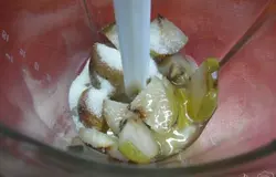 Нарезать на куски грушу, добавить сахар, щепотку соли и яйцо. Все перебить в блендере.