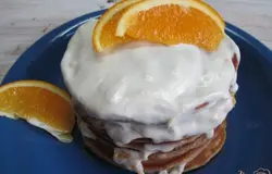 Готово! Всю конструкцию полить сметаной с сахаром.