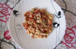 Селедку очистить от костей, промыть и мелко нарезать на кусочки. По желанию, положить на селедку мелко нарезанный лук.