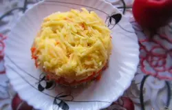 Потом натрите яблоко и выложите ее на морковь