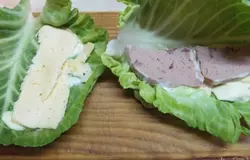 Выложить сыр и колбасу. У меня домашняя ливерная с печенью.