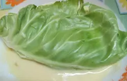 Второй частью листа накрыть начинку и окунуть в кляр.
