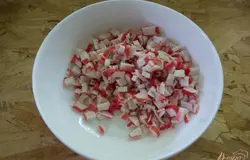 Для приготовления салата измельчите крабовые палочки кубиком.