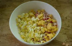 Отварные яйца и морковь очистить. Нарезать кубиком.
