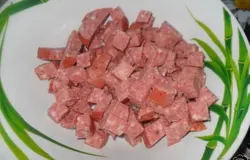 Колбасу нарезаем кубиками или соломкой.