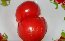 Помидор нарезаем дольками.