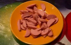 Сосиски нарезаем полукольцами, тонко.